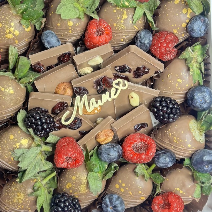 Большой набор клубника и шоколад с ягодами для мамы